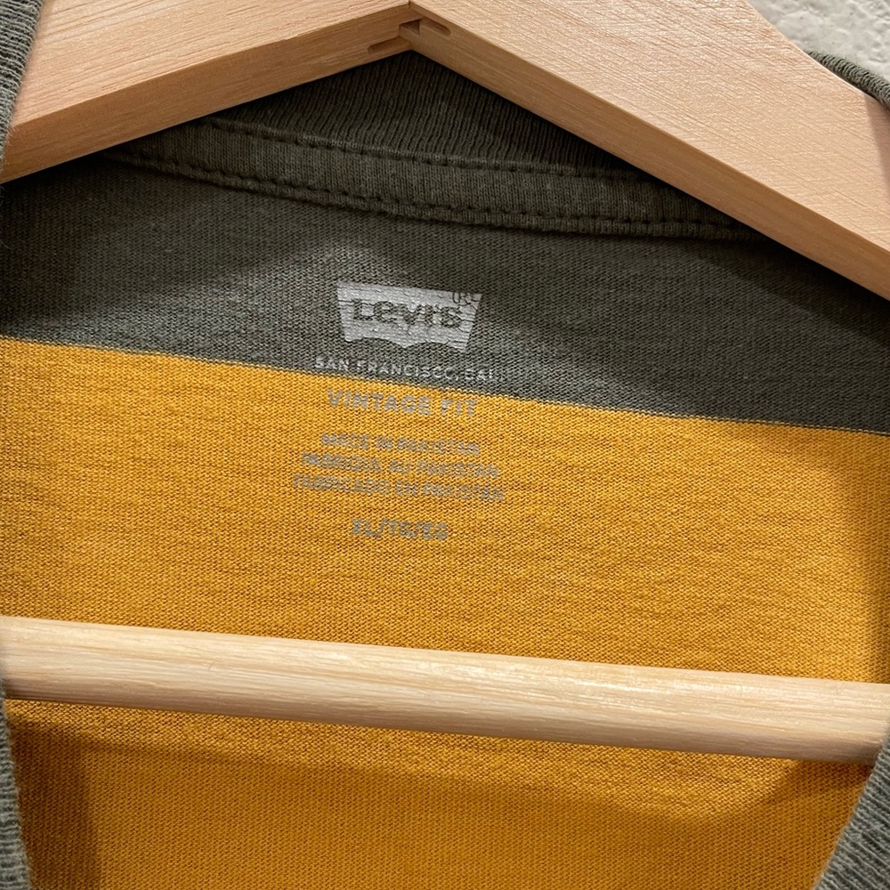 Pre-loved! Men’s LEVI’S Green Yellow Stripes Vintage Tee! - Picture 2 of 4